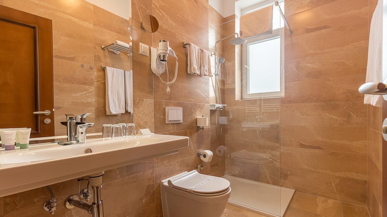 Hotel Maroon Zagreb Bagian luar foto